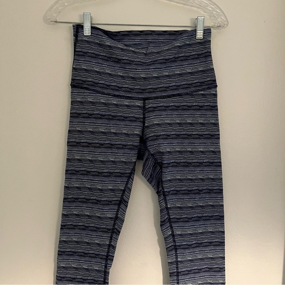 Lululemon athletica blue pattern slightly cropped yoga pants in size 8 - Picture 2 of 8